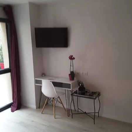 לינה וארוחת בוקר Villa'vi Lyon Est D'hotes 3*